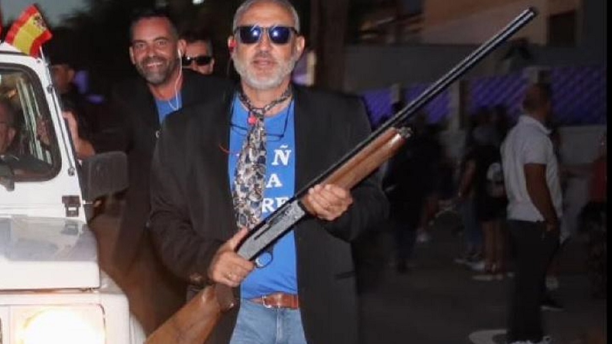 El alcalde de Pantoja, Toledo, del PP, pasea un arma de fuego por la calle. Facebook