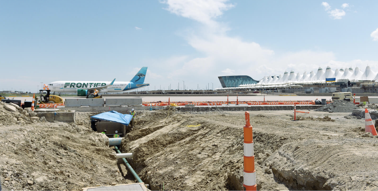 El equipo del aeropuerto de Denver supera un desafío y alcanza un hito. EP