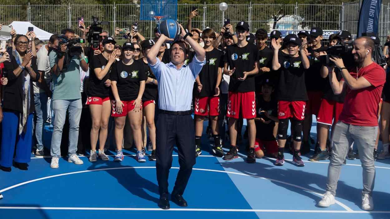 José Luis Martínez Almeida, alcalde de Madrid, juega al baloncesto en la IDB Rodríguez Sahagún II Los Pinos. EP