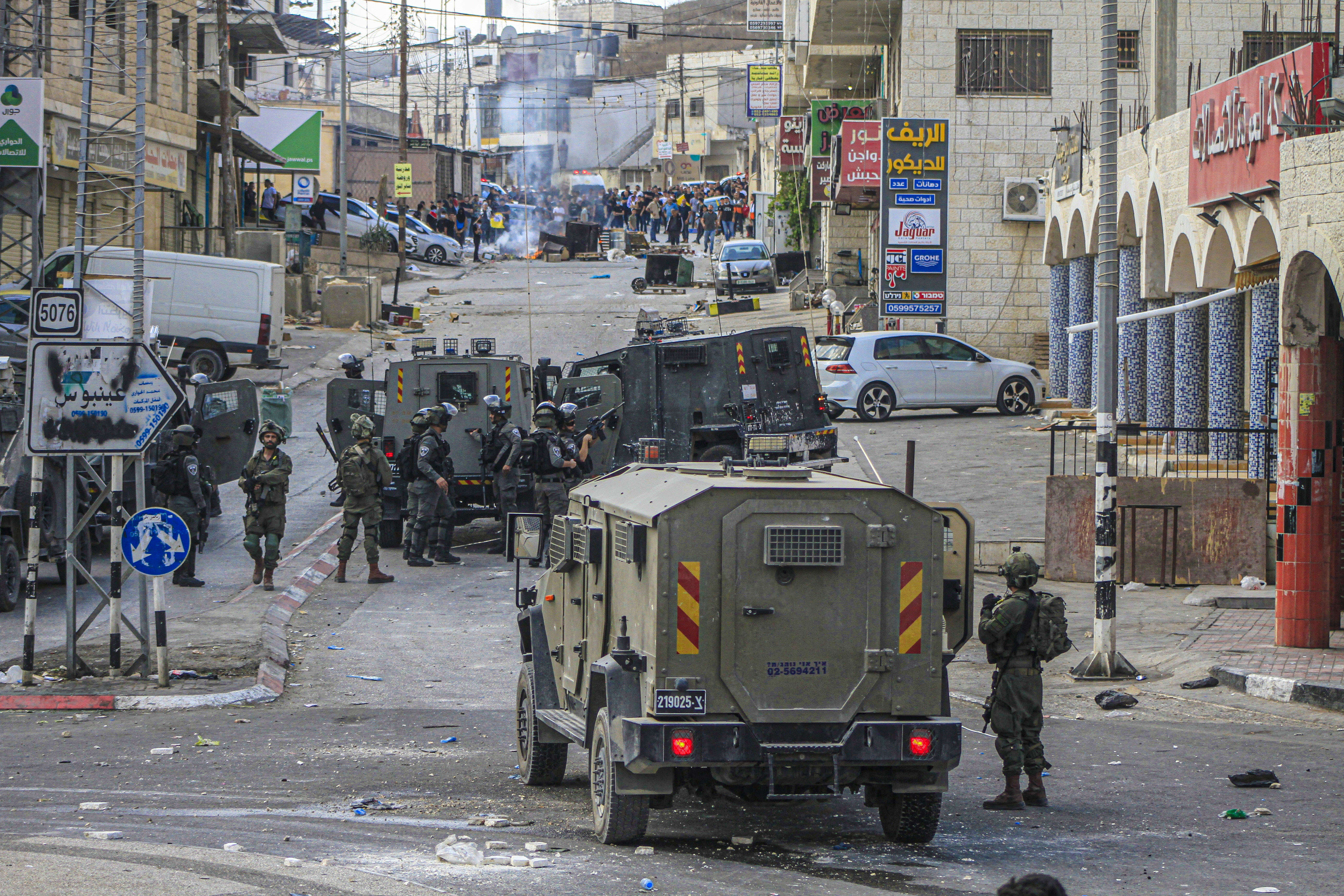 Fuerzas israelíes atacan dentro de la Franja de Gaza con gas a un grupo de palestinos que protestan por los ataques. EP..