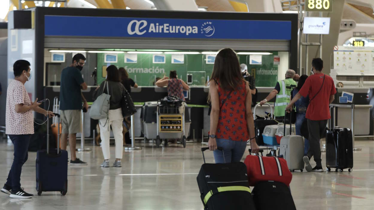 Varios pasajeros realizan sus reclamaciones en la ventanilla de Air Europa en el aeropuerto Madrid Barajas Adolfo Suárez. EP