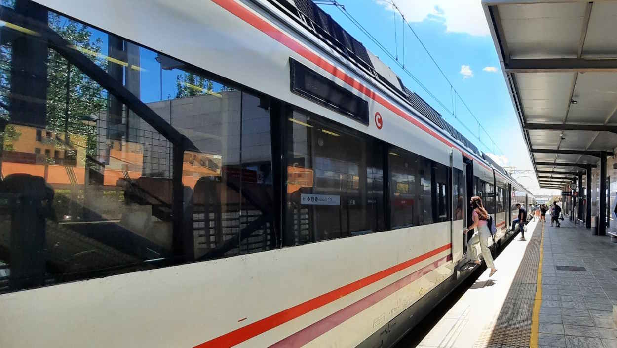 Un tren de Cercanías de Renfe en Zaragoza. EP