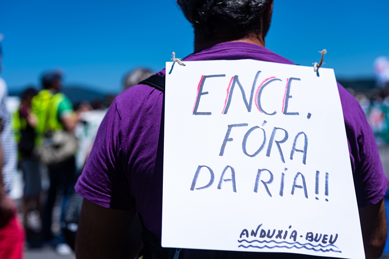 Imagen de una protesta este verano contra la presencia de Ence en la ría de Pontevedra (Foto: Europa Press).