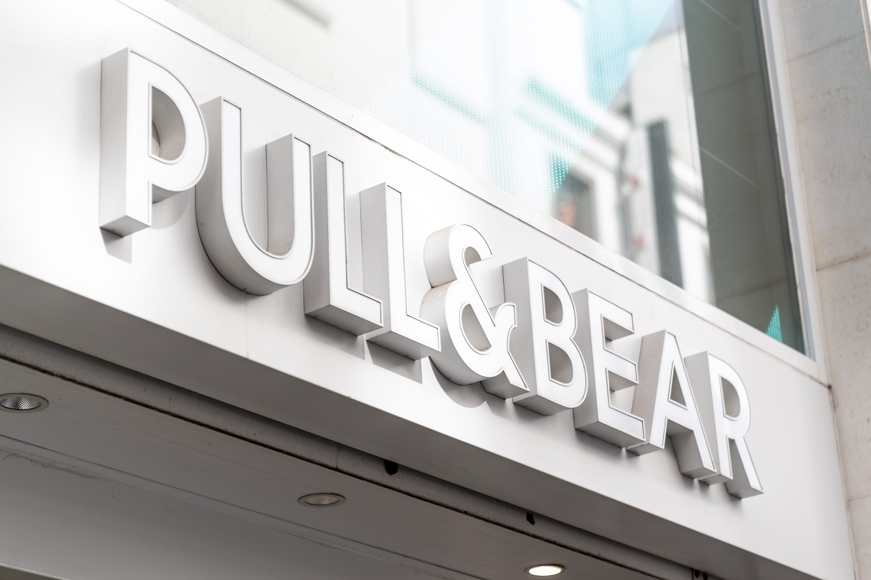 Un cartel de una tienda Pull & Bear, del grupo Inditex. EP.