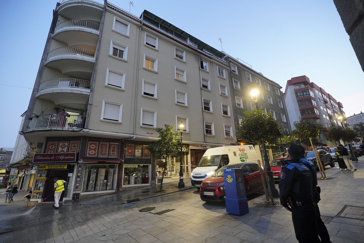 Dos agentes de Policía Local y una ambulancia en las inmediaciones del edificio donde se ha producido el fuego, en la calle Alfonso X el Sabio de Vigo. EP.