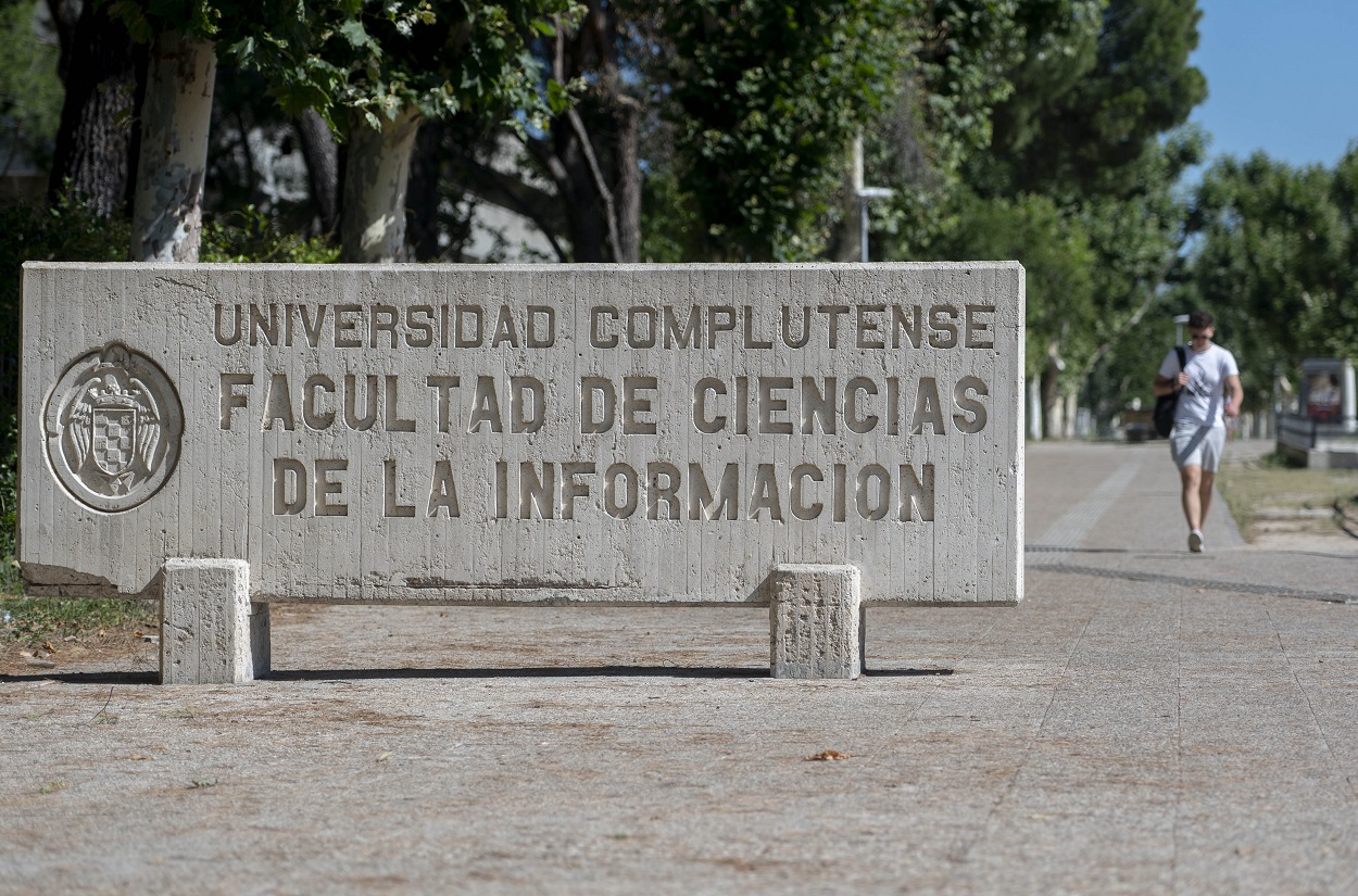 Cartel de la facultad de ciencias de información el día del examen de la convocatoria extraordinaria de la Evaluación para el Acceso a la Universidad. EP.