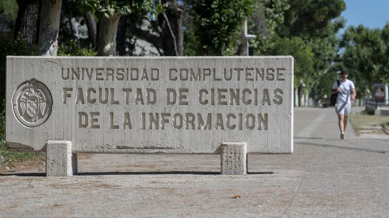Cartel de la facultad de ciencias de información el día del examen de la convocatoria extraordinaria de la Evaluación para el Acceso a la Universidad. EP.