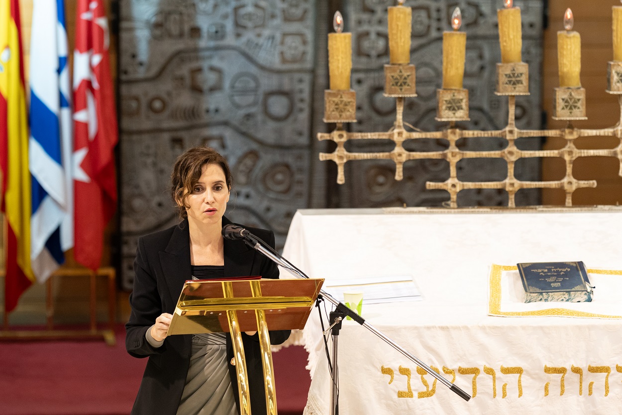 Isabel Díaz Ayuso, presente en una sinagoga en recuerdo de los fallecidos en Israel. EP