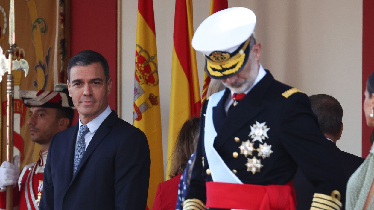 El presidente del Gobierno, Pedro Sánchez (i) y el Rey Felipe VI (d), durante el acto solemne de homenaje a la bandera nacional y desfile militar en el Día de la Hispanidad, a 12 de octubre de 202