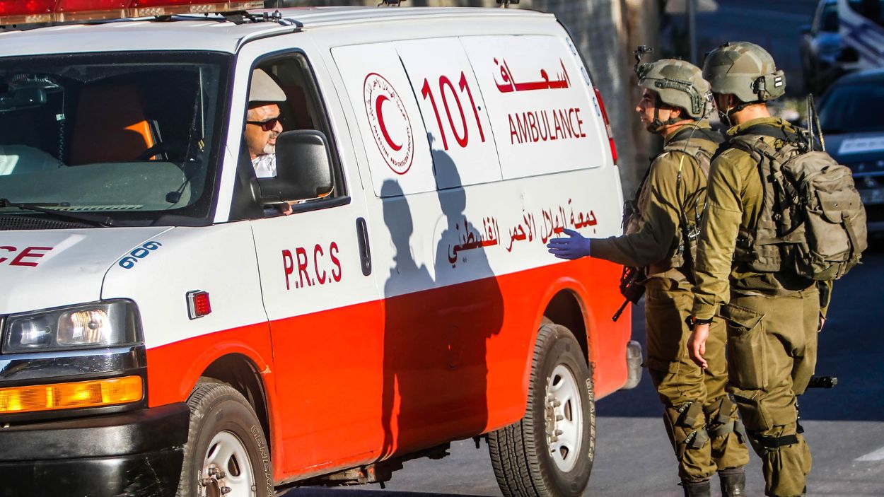 Militares del Ejército de Israel impiden el paso de una ambulancia en los territorios palestinos. EP