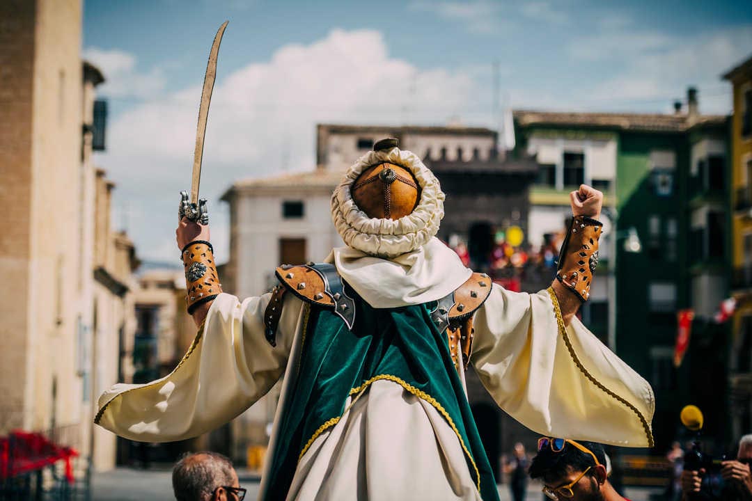 Moros y cristianos llenan de color las calles de Cocentaina durante las fiestas patronales (Foto: Turismo Generalitat Valenciana)