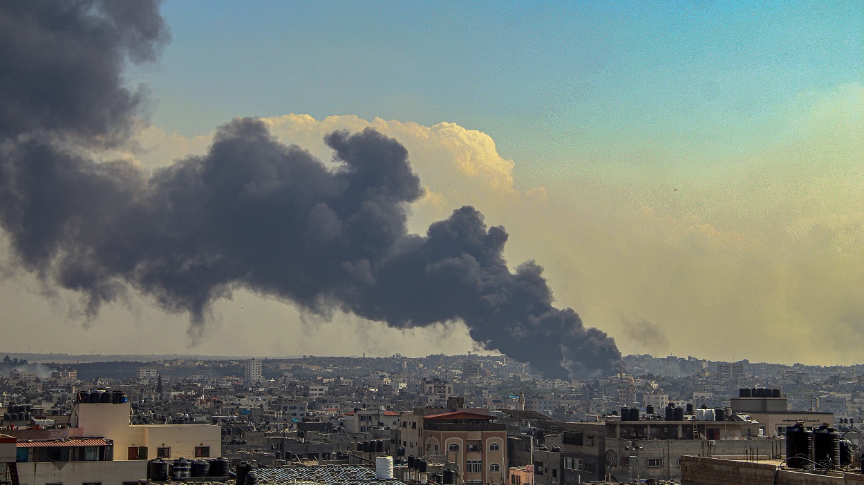 Imagen de una columna de humo en Gaza. EP