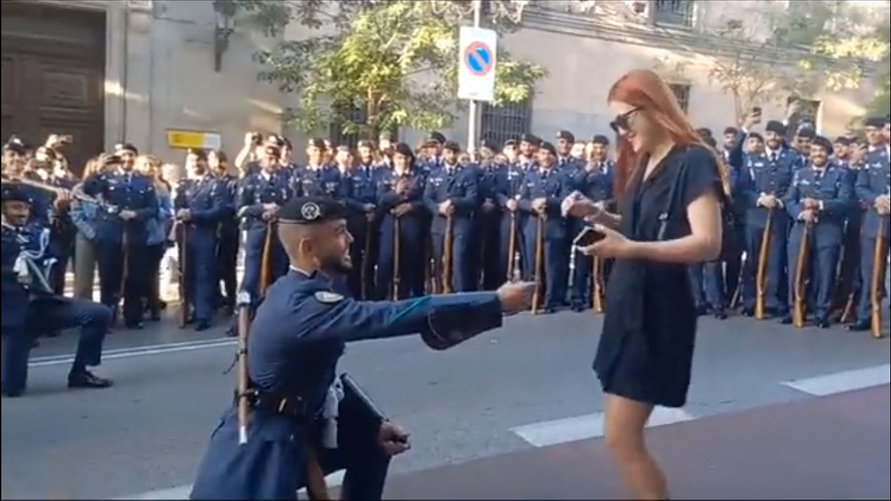 Un soldado del Ejército del Aire sorprende a su novia con una romántica propuesta de matrimonio antes del desfile del 12 de octubre. X.