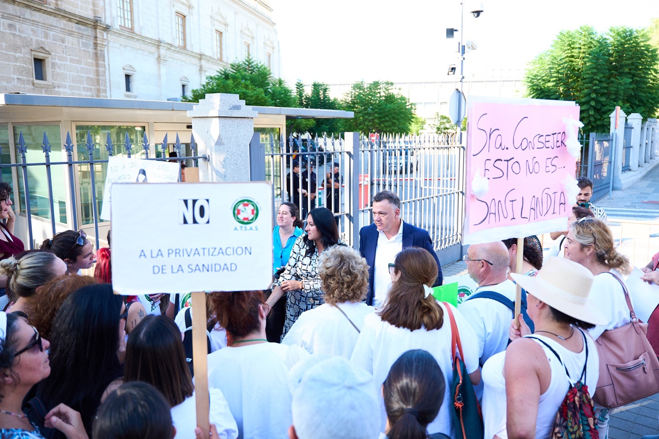 Protestas de la Agrupación de Trabajadores del Servicio Andaluz de Salud (Atsas) ante el Parlamento. (Foto: EP)