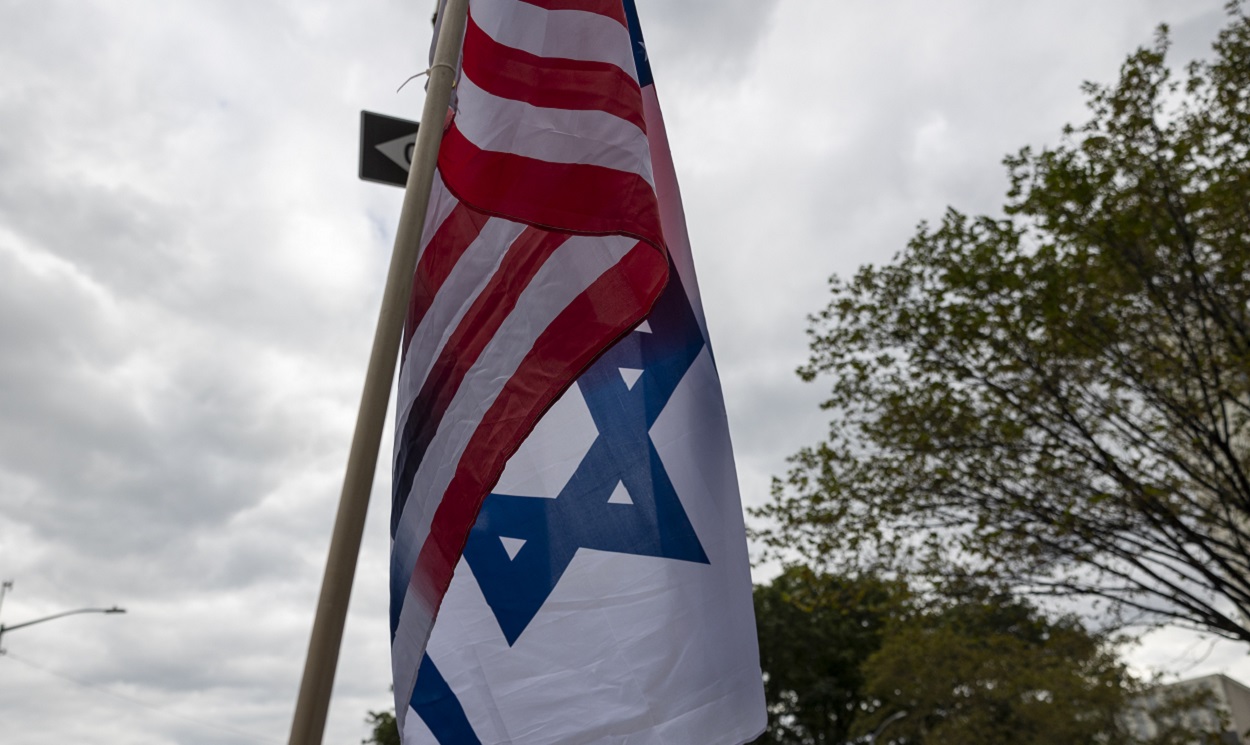 Imagen de recurso de una bandera unificada de Estados Unidos y Israel. EP.