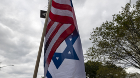 Imagen de recurso de una bandera unificada de Estados Unidos y Israel. EP.