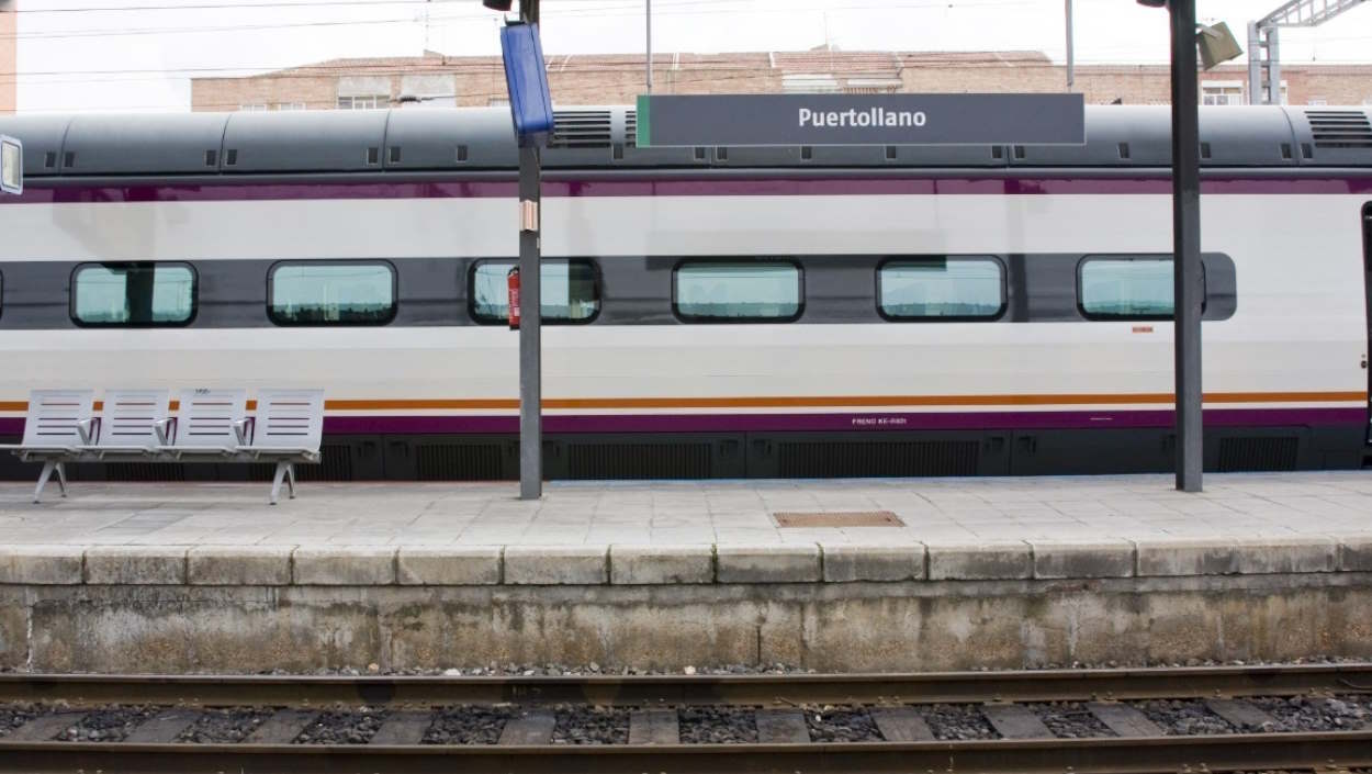 Un AVE de Renfe para en la estación de Puertollano. EP Un AVE de Renfe para en la estación de Puertollano. EP