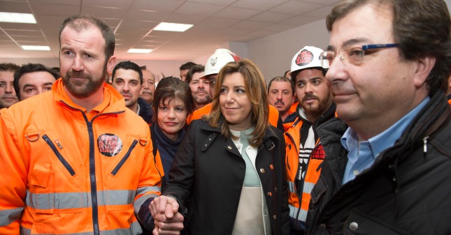 La presidenta de la Junta de Andalucía, Susana Díaz (d), durante la visita realizada hoy a los mineros encerrados en la sede de la Mancomunidad de Tentudia, en Monesterio, en protesta por el cierre de la mina de níquel de Aguablanca. EFE9