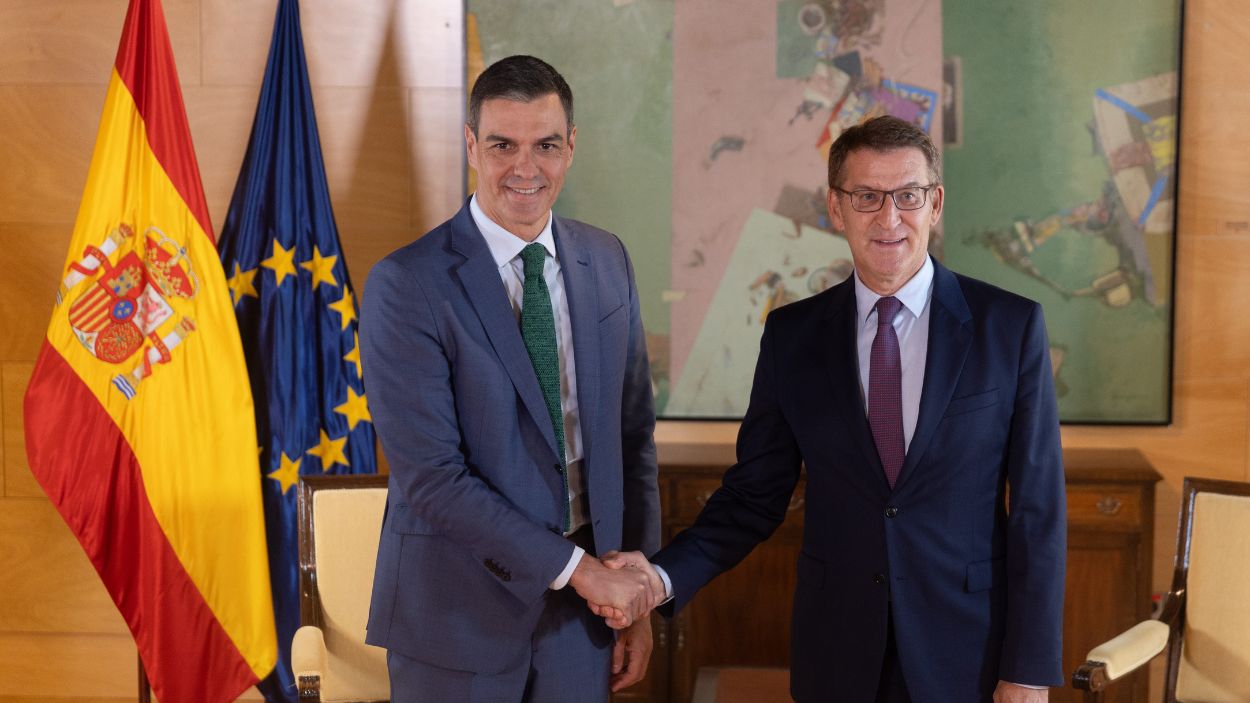 El secretario general del PSOE y presidente del Gobierno en funciones, Pedro Sánchez (i). EP