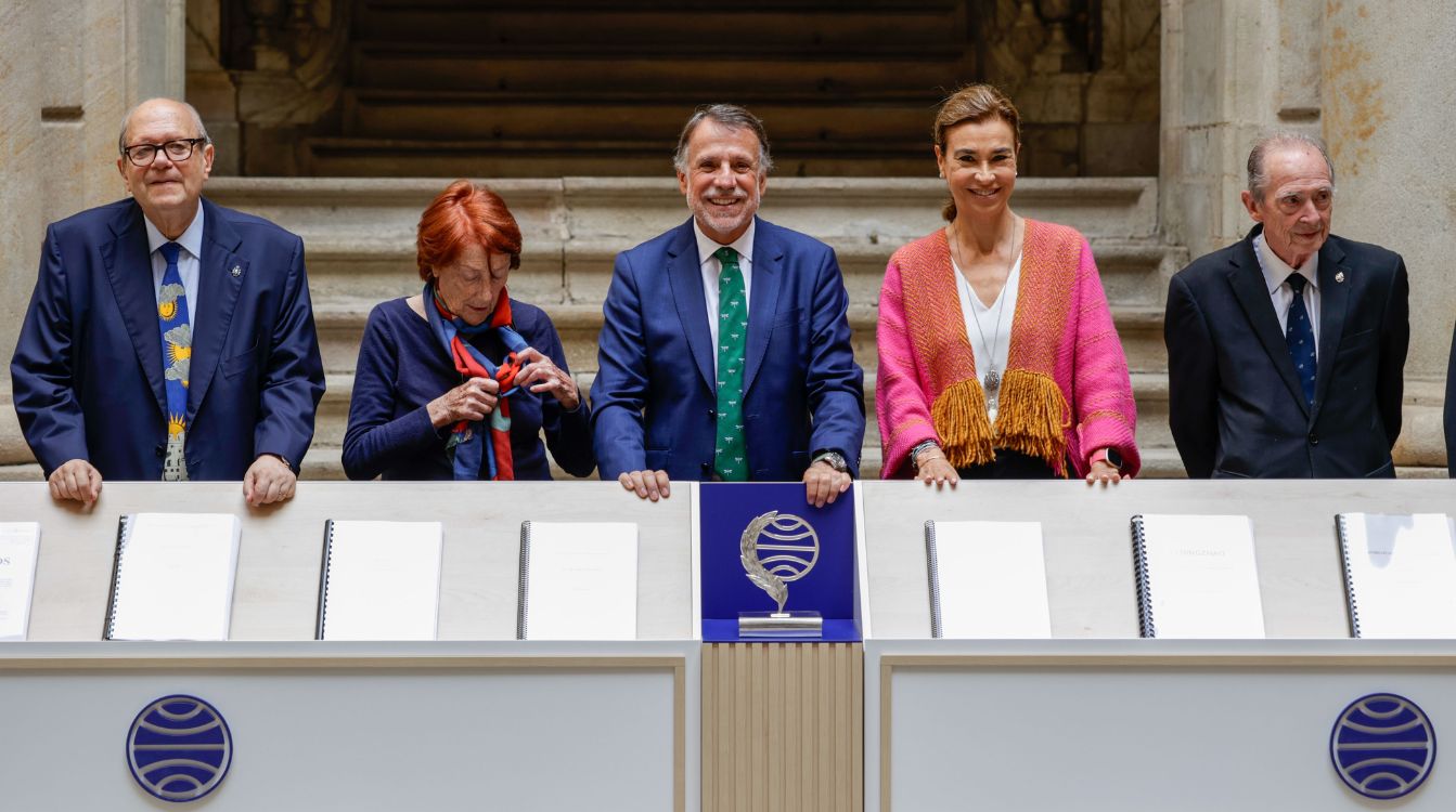 El poeta Pere Gimferrer, la escritora Rosa Regàs, el presidente de Grupo Planeta, José Creuheras, la escritora Carmen Posadas, y el filólogo José Manuel Blecua, durante la presentación del Premio Planeta 2023