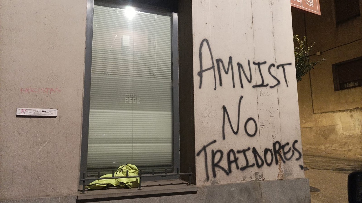 Vandalizan la sede del PSOE en Monzón (Huesca) con pintadas en contra de la amnistía. X.