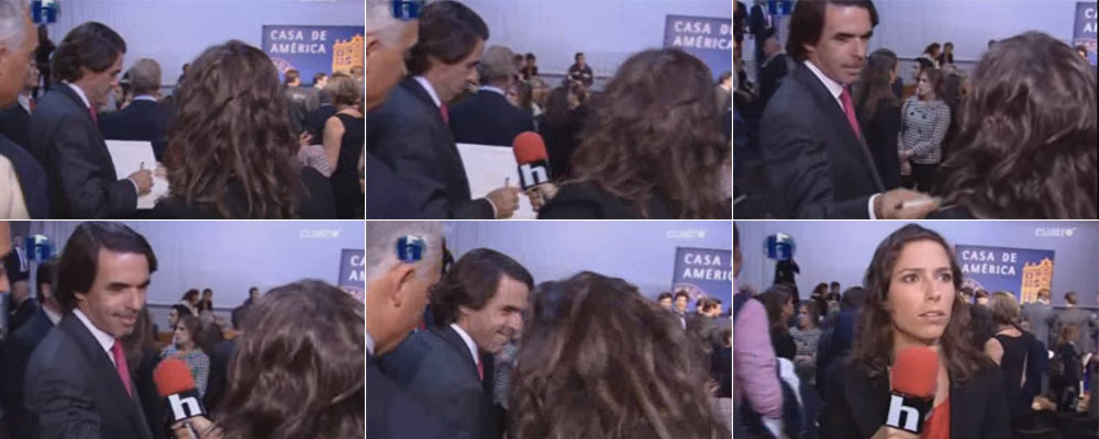 Secuencia de cómo el expresidente José María Aznar pone un bolígrafo en el escote de la reportera Marta Nebot en 2006
