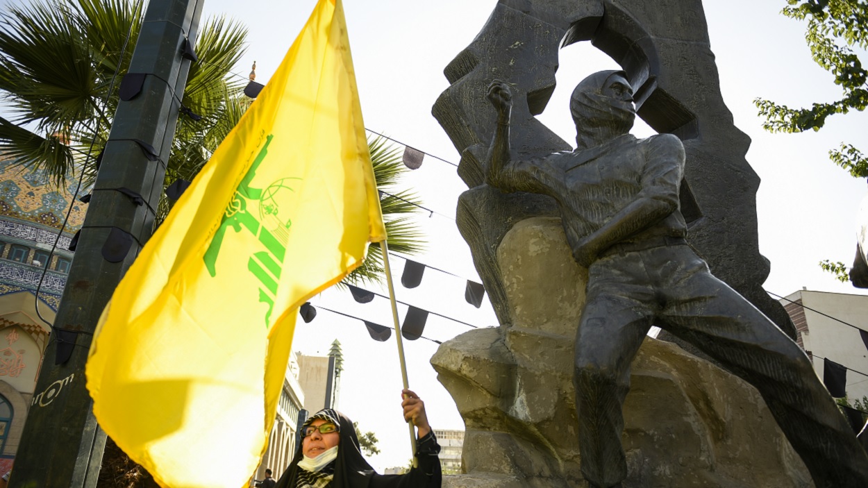 Una mujer con una bandera de Hezbolá en Teherán (Irán). EP