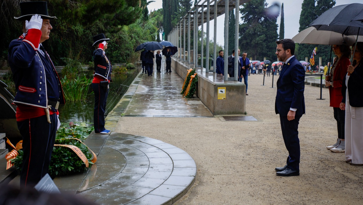 El presidente de la Generalitat, Pere Aragonès, realiza una ofrenda floral en la tumba del expresidente de la Generalitat, Lluís Companys. EP.