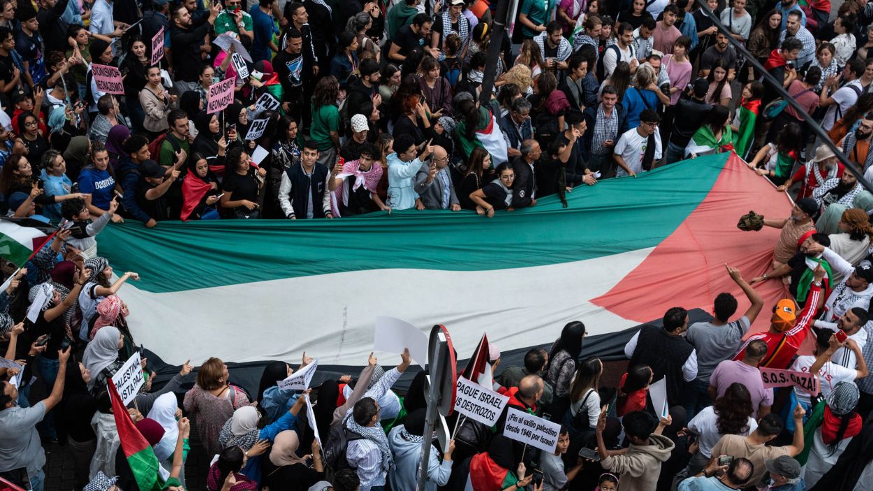 Vista general de varias personas con una bandera de Palestina durante una manifestación en apoyo al pueblo palestino, desde la Puerta del Sol, a 15 de octubre de 2023, en Madrid (España)