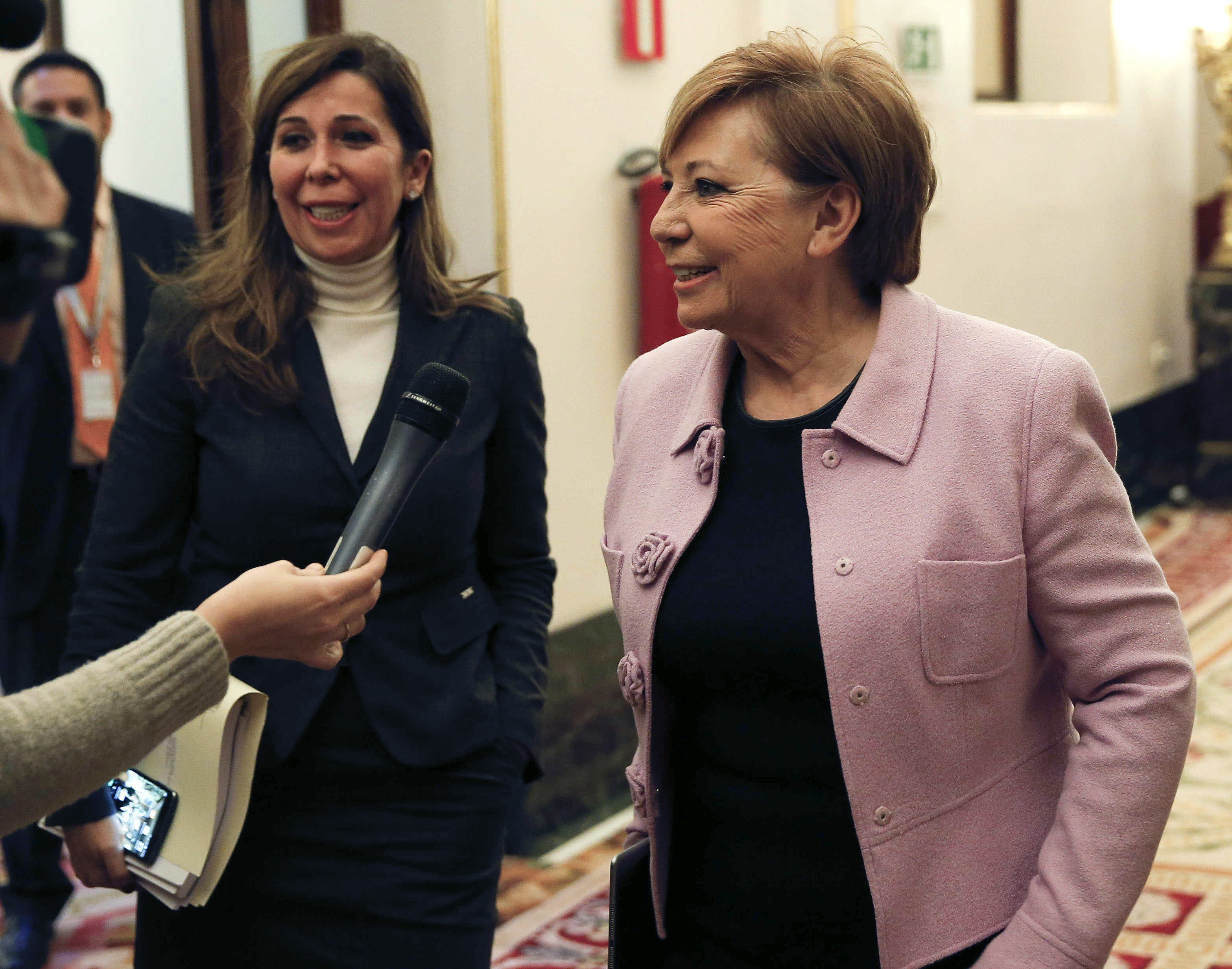 La vicepresidenta primera y la secretaria primera de la Mesa del Congreso, Celia Villalobos (d), y Alicia Sánchez-Camacho (i), respectivamente, a su llegada a la reunión que este órgano ha celebrado hoy en la Cámara Baja. 