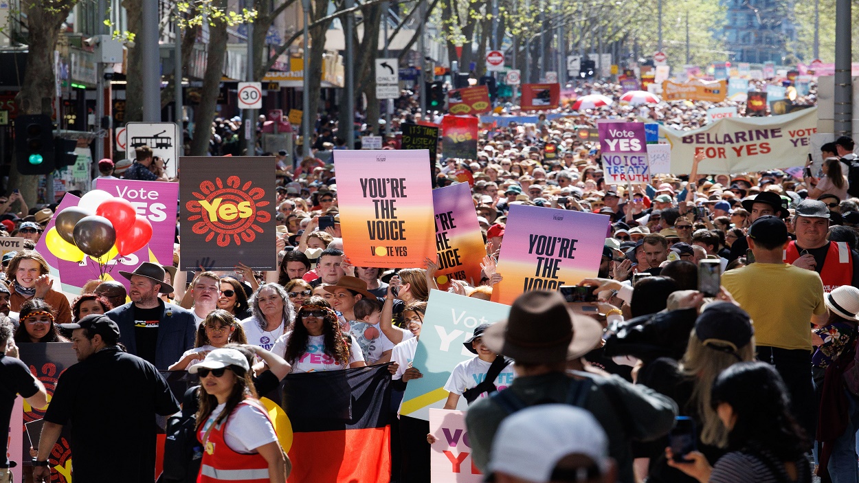 Miles de personas se manifiestan en Australia por el reconocimiento del pueblo indígena