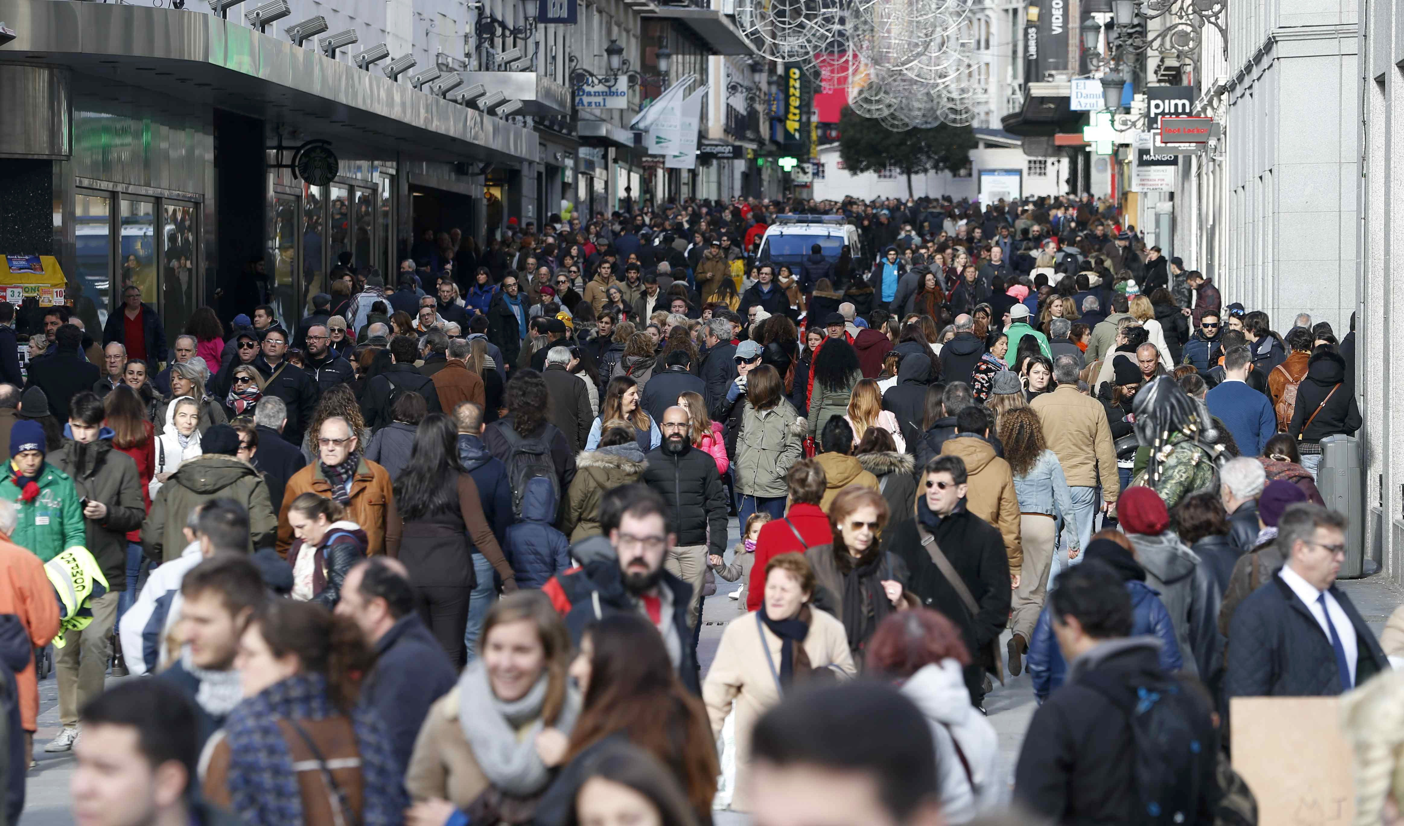 Cientos de personas transitan la madrileña calle Preciados