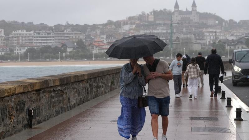 Imagen de personas caminando por un paseo marítimo. EP