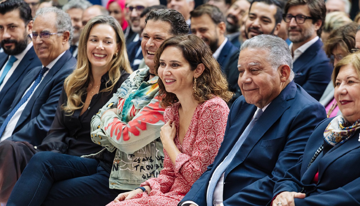 La presidenta de la Comunidad de Madrid, Isabel Díaz Ayuso, y el cantante Carlos Vives