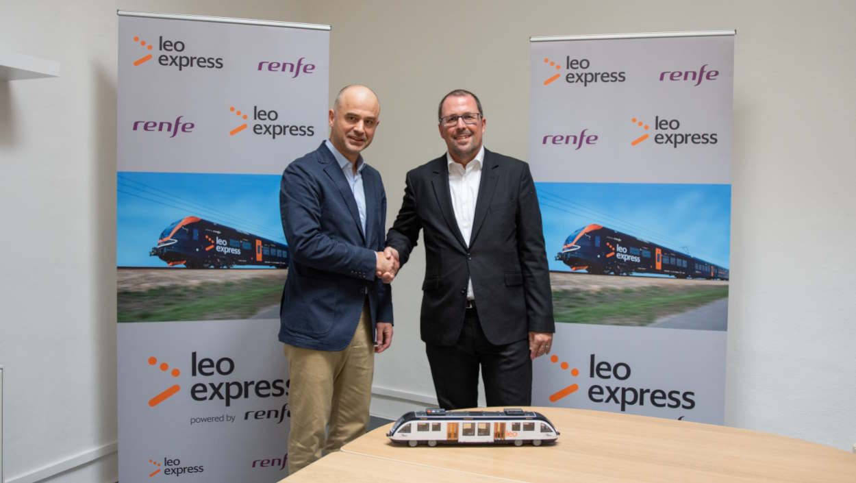 Peter Köhler, CEO de Leo Express, junto a Raül Blanco, presidente de Renfe, tras firmar el acuerdo Peter Köhler, CEO de Leo Express, junto a Raül Blanco, presidente de Renfe, tras firmar el acuerdo