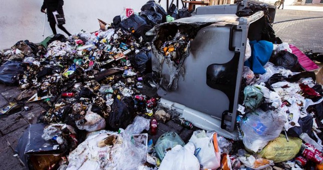 Basura acumulada en las calles de Málaga donde continúa la huelga indefinida de los empleados de Limasa tras la decisión tomada anoche por la asamblea de trabajadores de mantener el paro que siguen desde el pasado 1 de marzo 