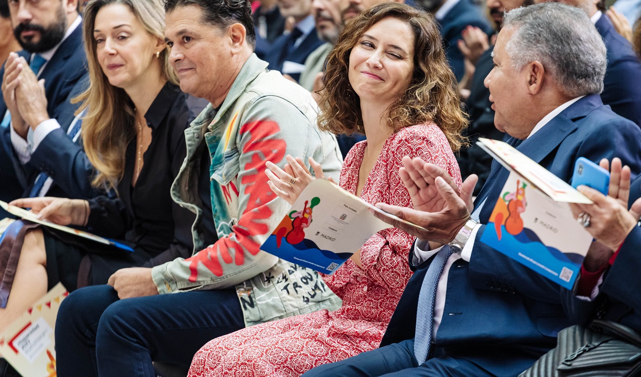 El cantante Carlos Vives y la presidenta de Madrid, Isabel Díaz Ayuso