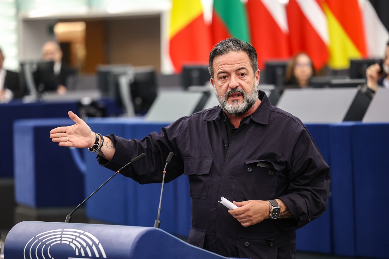 Manu Pineda interviene en el Parlamento Europeo durante una sesión plenaria. PE.