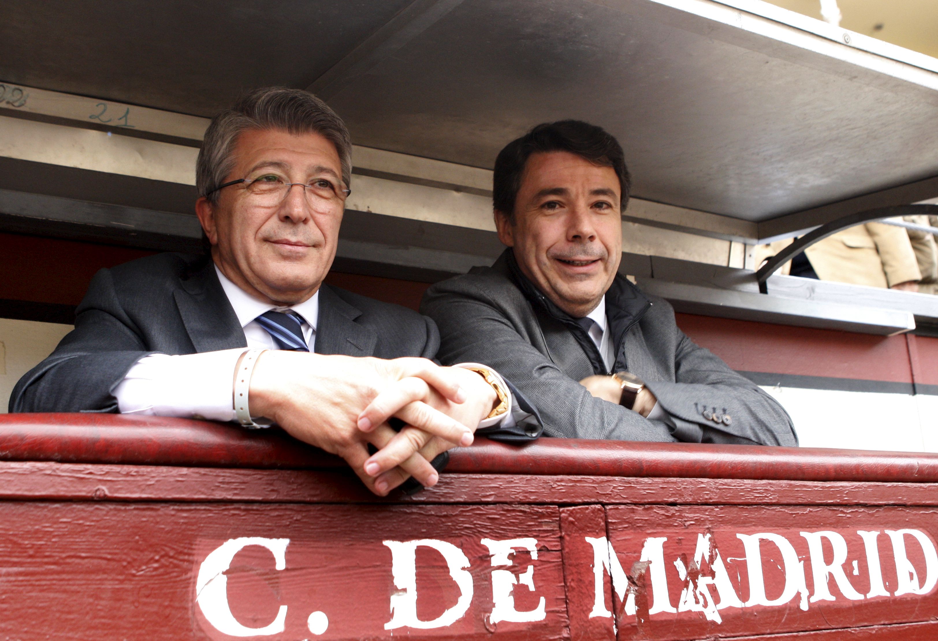 El expresidente de la Comunidad de Madrid Ignacio González junto al presidente del Atlético de Madrid, Enrique Cerezo