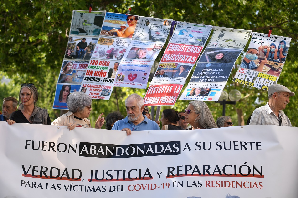 Familiares de fallecidos en residencias se manifiestan contra Ayuso. Fernando Sánchez / Europa Press