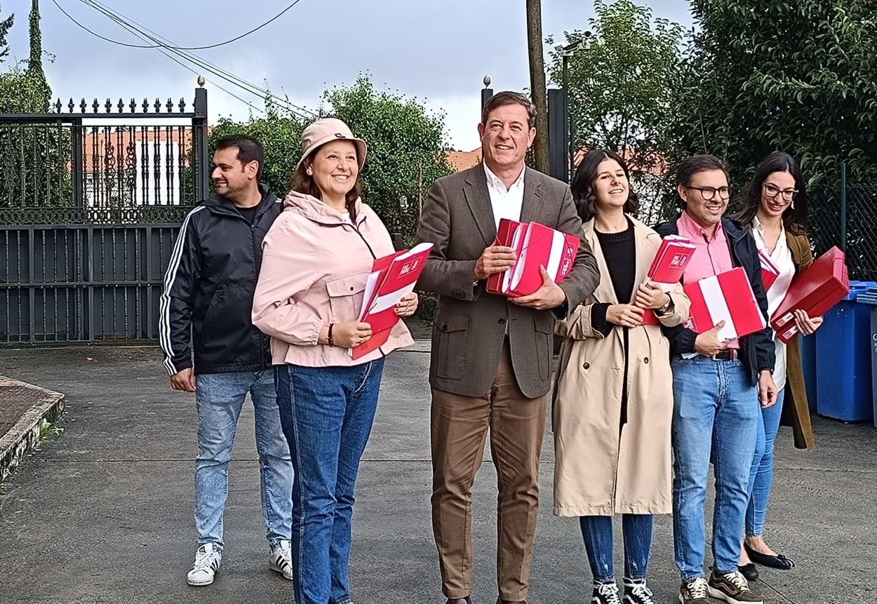 Xosé Ramón Gómez Besteiro ayer ante la sede del PSdeG donde acudió para presentar sus avales (Foto: Europa Press).