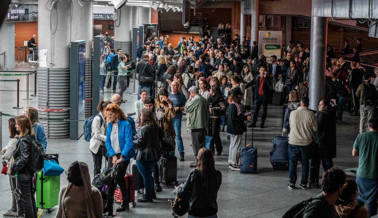 Pasajeros en la estación de Madrid Atocha tras el retraso o la cancelación de sus trenes por la borrasca Aline. EP