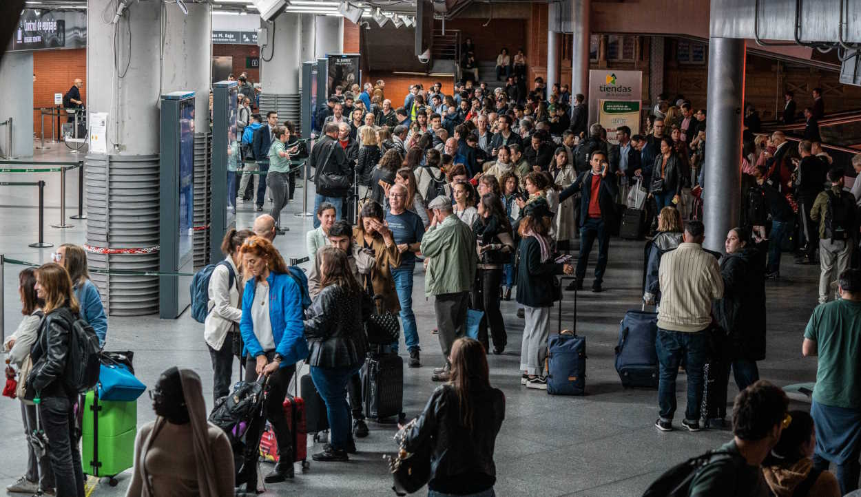 Pasajeros en la estación de Madrid Atocha tras el retraso o la cancelación de sus trenes por la borrasca Aline. EP Pasajeros en la estación de Madrid Atocha tras el retraso o la cancelación de sus trenes por la borrasca Aline. EP