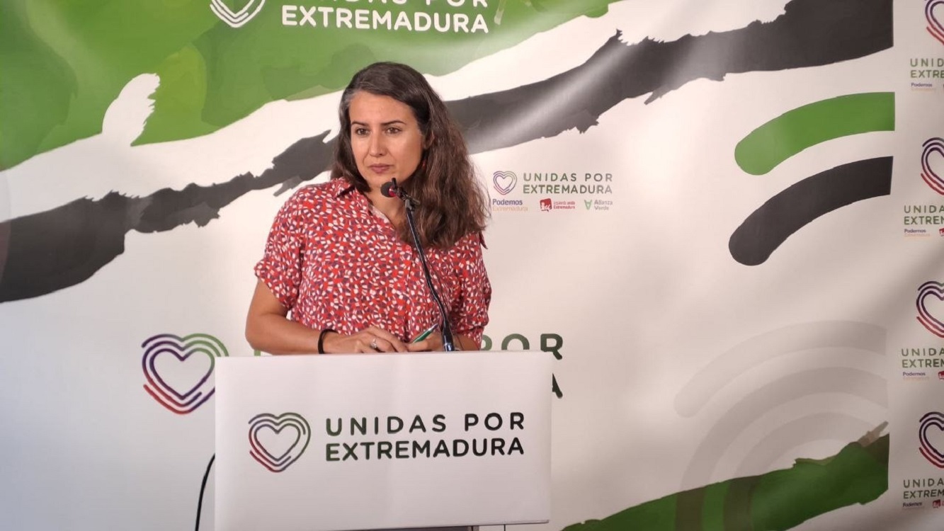 La portavoz de Unidas por Extremadura, Irene de Miguel, en rueda de prensa en Mérida. EP.