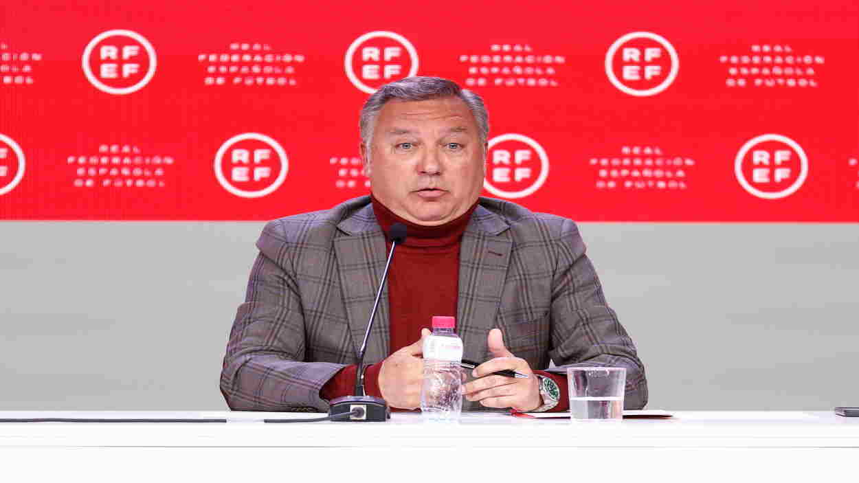 El presidente del Comité Técnico de Árbitros, Luis Medina Cantalejo, en rueda de prensa en la sede de la RFEF. EP