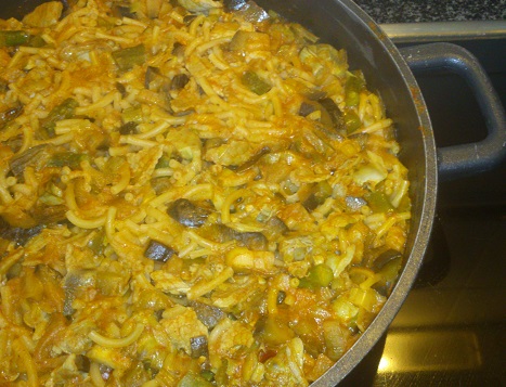 Fideua de verduras y lomo y ensalada de aguacate con cebolleta
