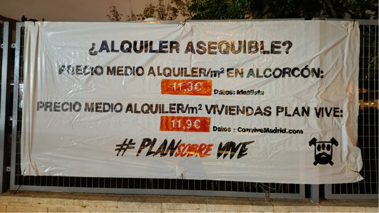 Pancarta que denuncia los precios de los alquileres del 'Plan Vive' de la Comunidad de Madrid. Twitter / Al-Kadir Antifa (@AlKadirAntifa).