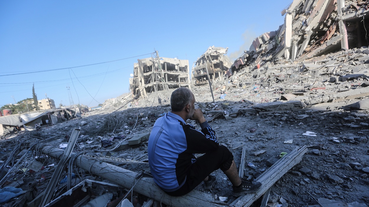 Un hombre sentado en medio de la devastación en Gaza. EP