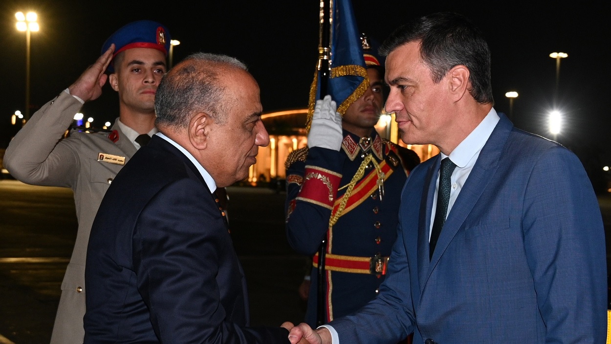 El presidente del Gobierno en funciones, Pedro Sánchez, es recibido a su llegada a Egipto. EP