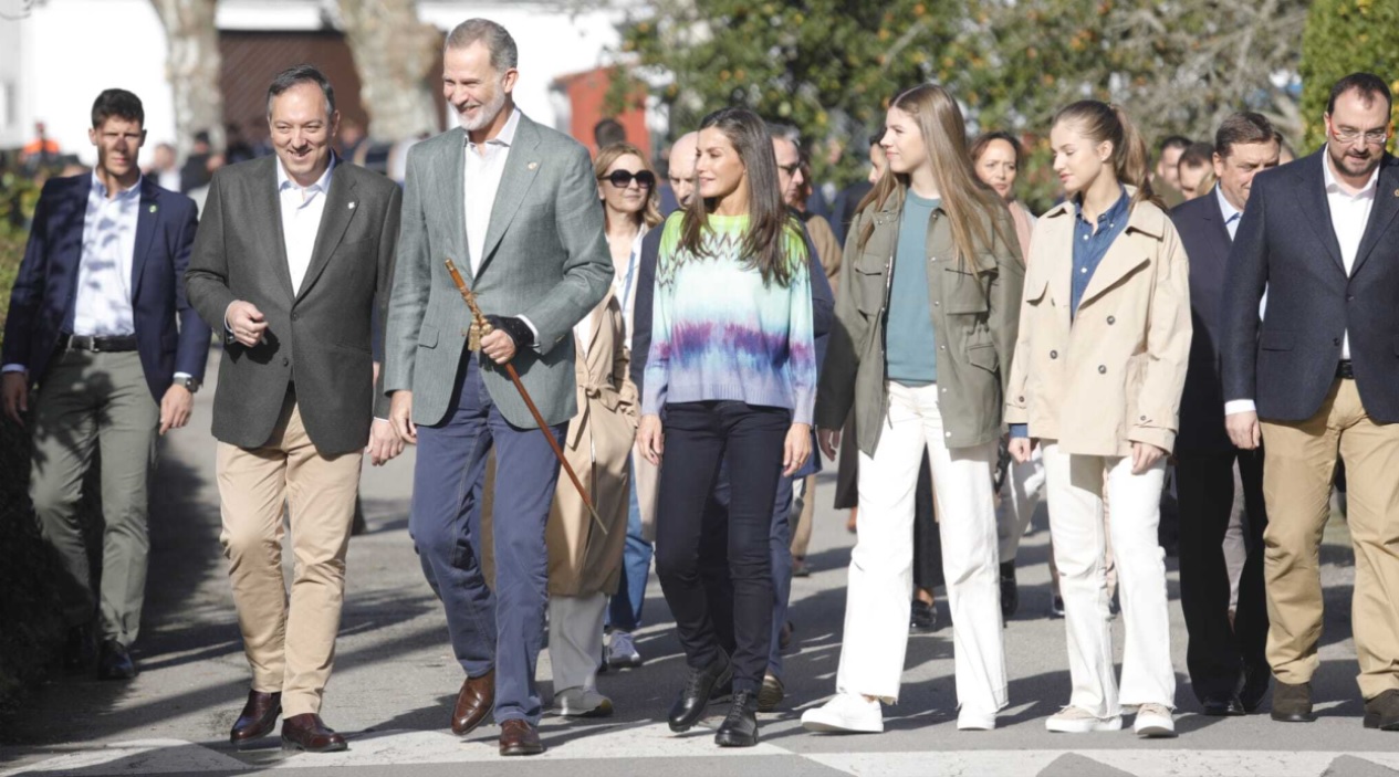 La Familia Real recorrió las parroquias de Arroes y Pión que junto a Candanal han recibido el galardón de Pueblo Ejemplar. EP.